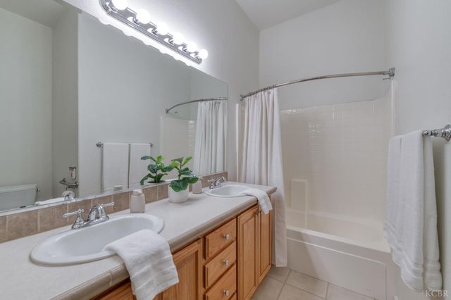 8646 Cairo, Laton, CA 93242