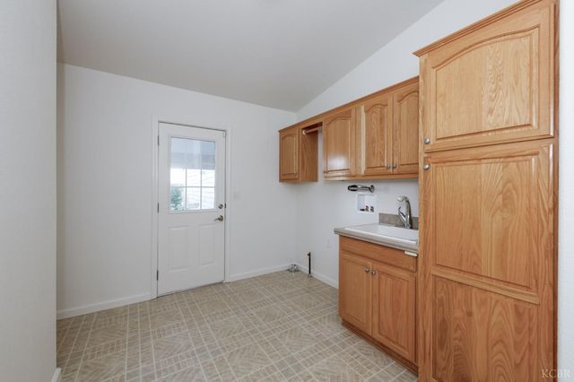 8646 Cairo, Laton, CA 93242
