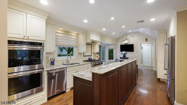 18 Glen Ridge Dr, Washington Twp., NJ 07853