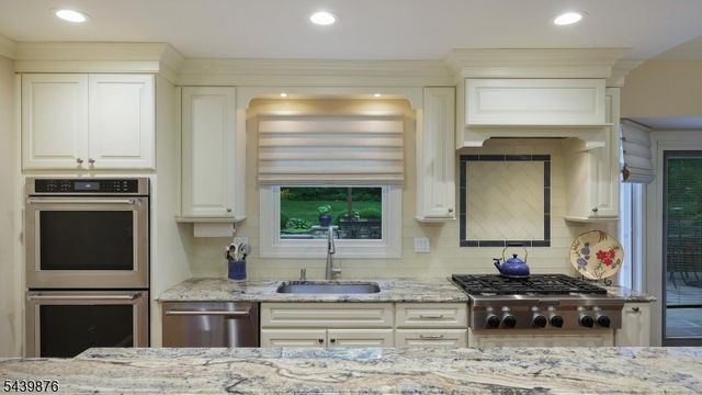 18 Glen Ridge Dr, Washington Twp., NJ 07853