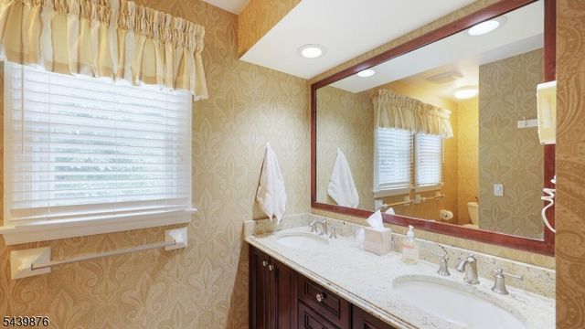 18 Glen Ridge Dr, Washington Twp., NJ 07853