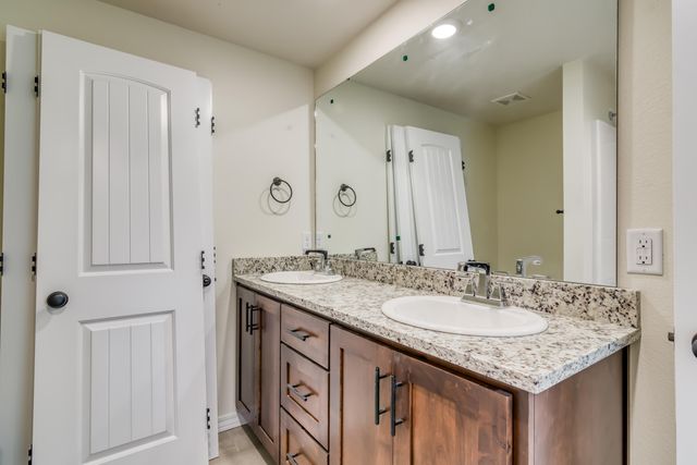 915 S Silverwood Lane, Nixa, MO 65714