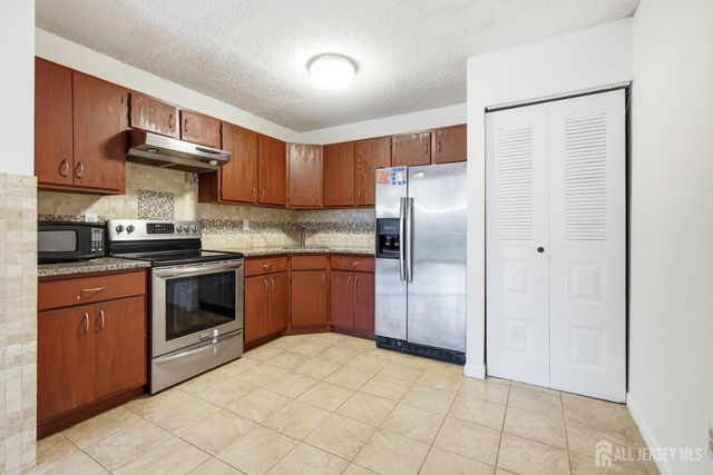 334 Lancaster Court, Piscataway, NJ 08854