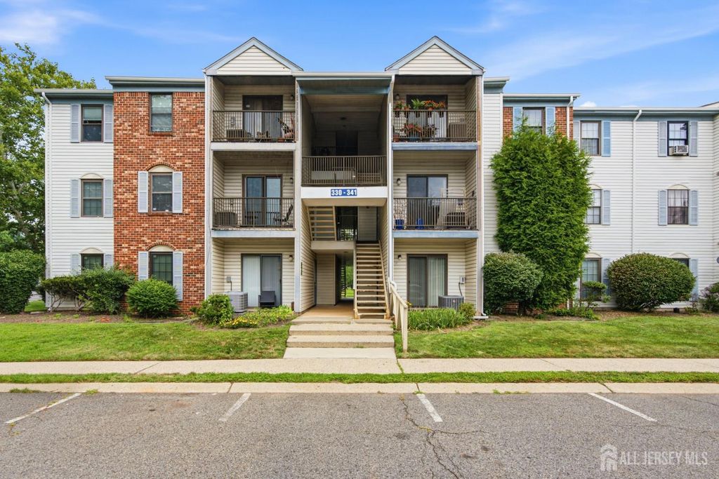 334 Lancaster Court, Piscataway, NJ 08854