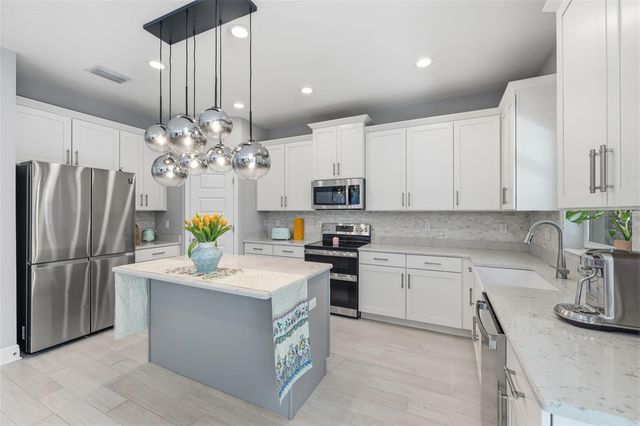 2422 W CARMEN STREET, Tampa, FL 33609