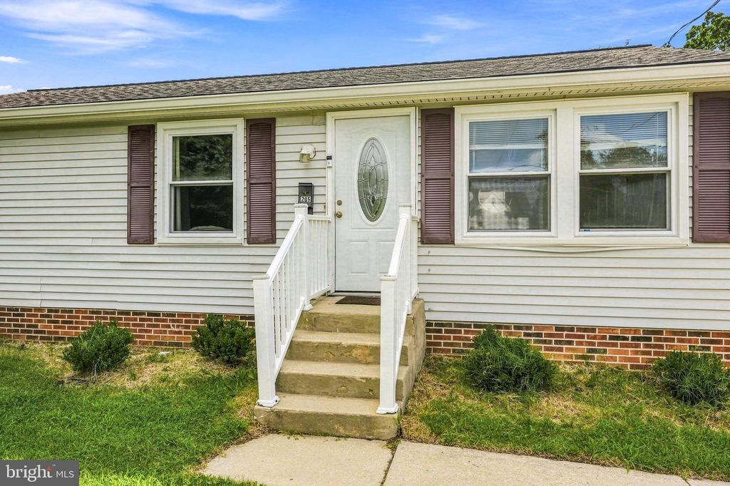 205 LINCOLN AVE, PAULSBORO, NJ 08066 — photo 2