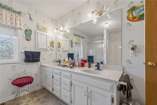 6513 SE Ryan Road, Blue Springs, MO 64014