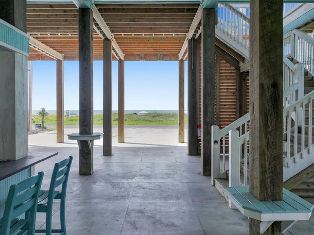2627 Holiday Drive, Crystal Beach, TX 77650