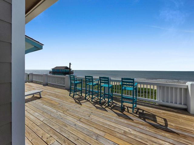 2627 Holiday Drive, Crystal Beach, TX 77650