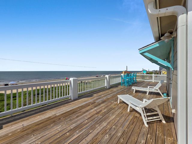 2627 Holiday Drive, Crystal Beach, TX 77650