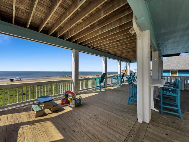 2627 Holiday Drive, Crystal Beach, TX 77650