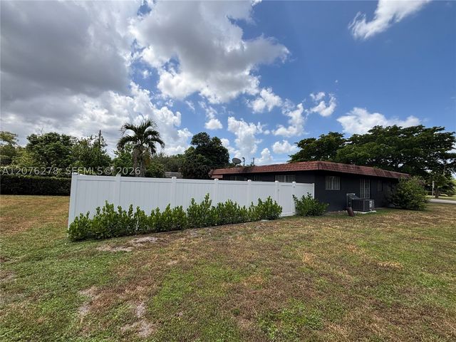 10 SW 46th Ave, Plantation, FL 33317