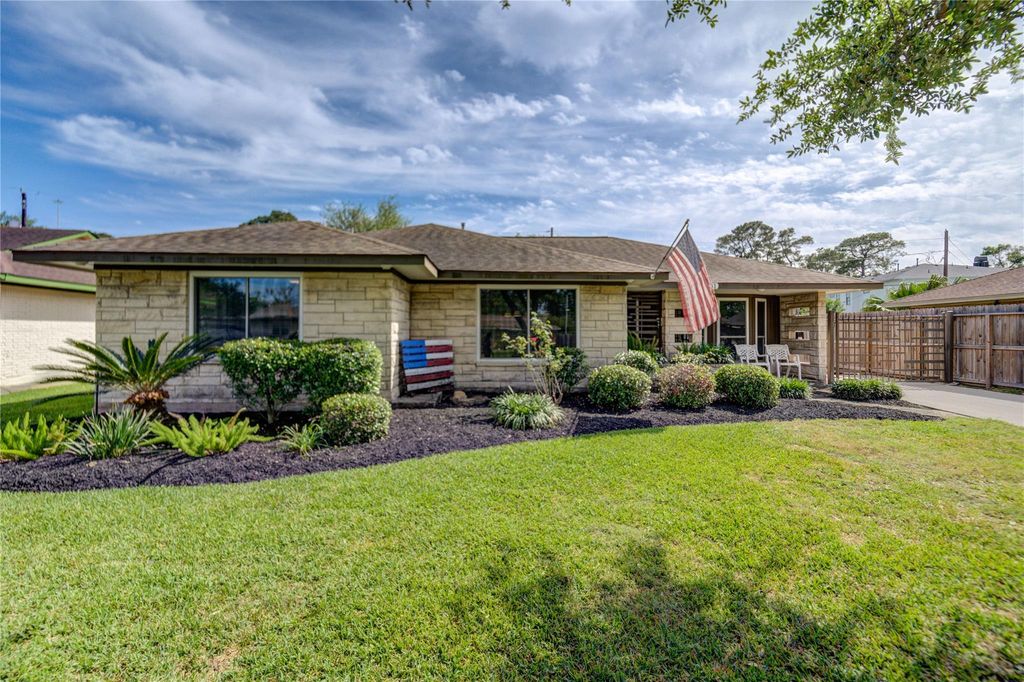 1231 Stonecrest Drive, Houston, TX 77018