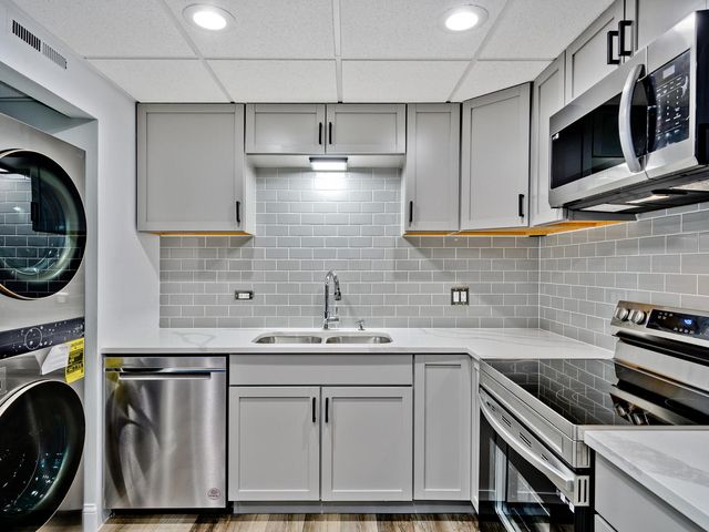 3849 N Parkway Drive 2A, Northbrook, IL 60062