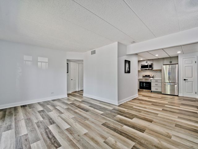 3849 N Parkway Drive 2A, Northbrook, IL 60062