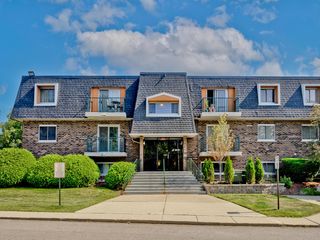 3849 N Parkway Drive 2A, Northbrook, IL 60062