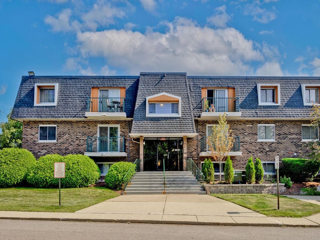 3849 N Parkway Drive 2A, Northbrook, IL 60062