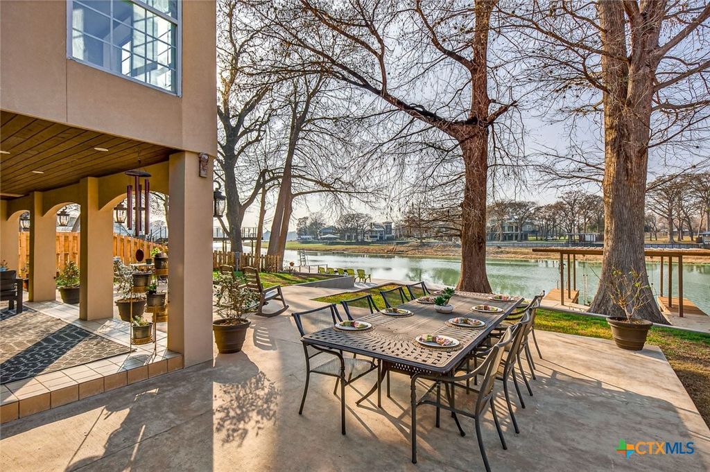 Image 10 of property listing at 232 Lake Ridge Drive, Seguin, TX 78155