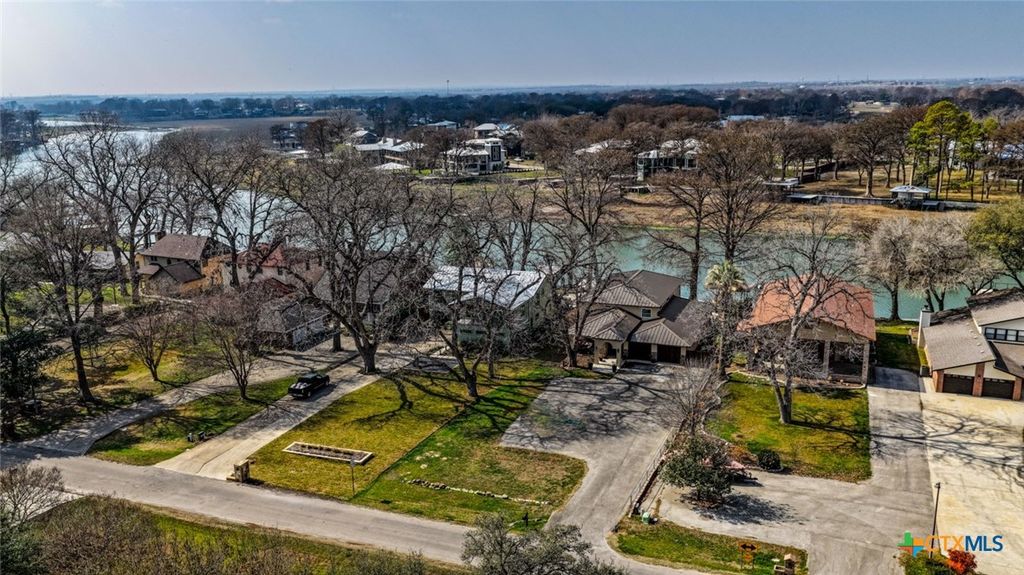 Image 11 of property listing at 232 Lake Ridge Drive, Seguin, TX 78155