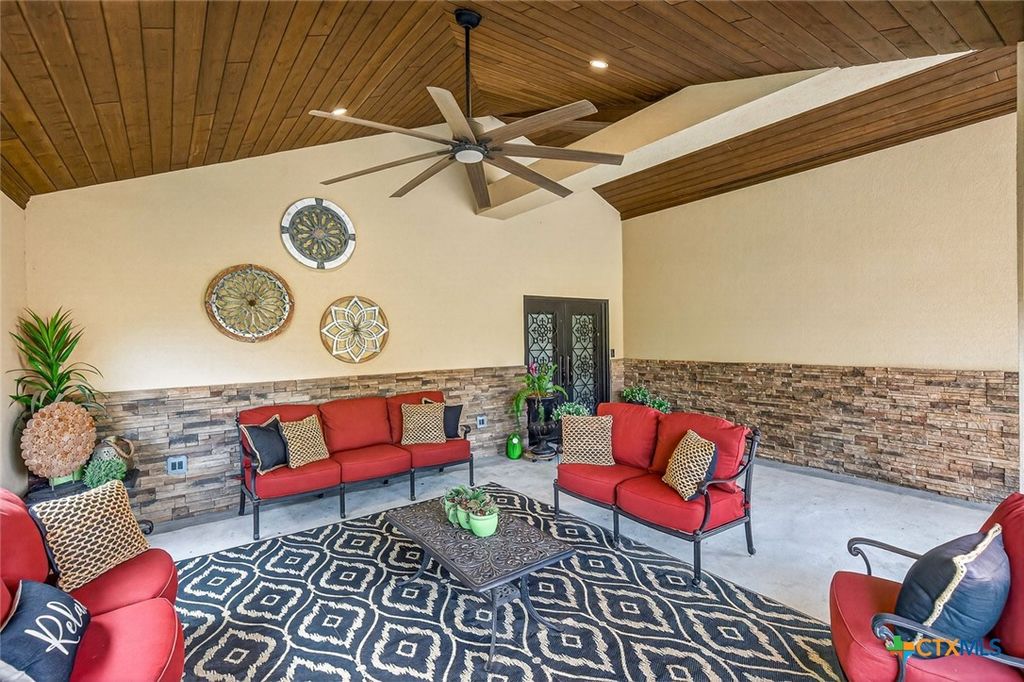 Image 13 of property listing at 232 Lake Ridge Drive, Seguin, TX 78155