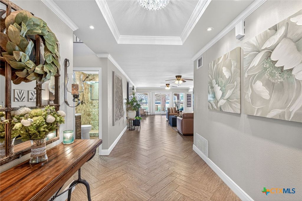 Image 14 of property listing at 232 Lake Ridge Drive, Seguin, TX 78155