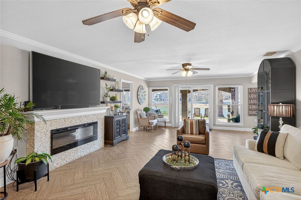 Image 16 of property listing at 232 Lake Ridge Drive, Seguin, TX 78155