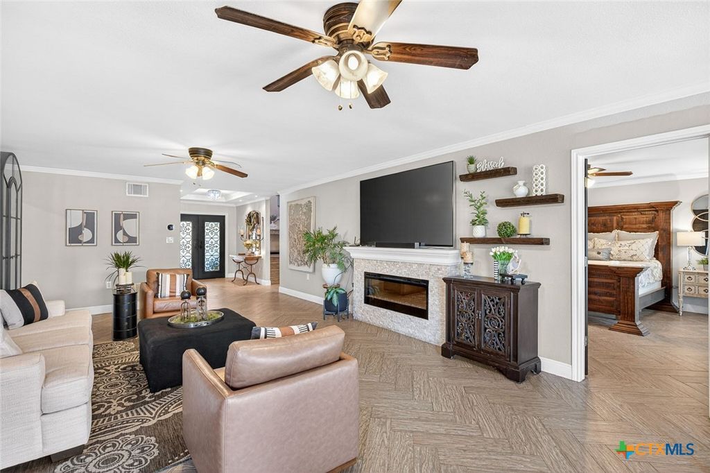 Image 17 of property listing at 232 Lake Ridge Drive, Seguin, TX 78155