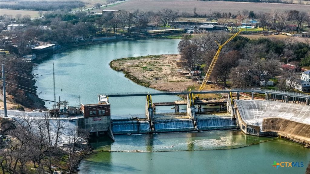 Image 2 of property listing at 232 Lake Ridge Drive, Seguin, TX 78155