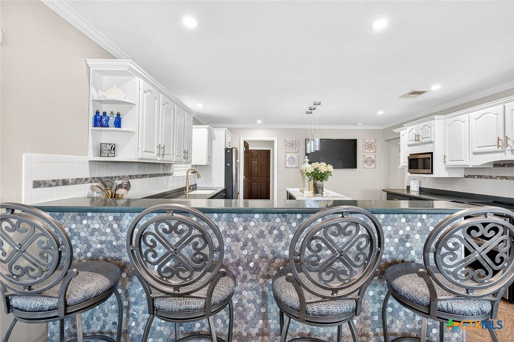 Image 21 of property listing at 232 Lake Ridge Drive, Seguin, TX 78155