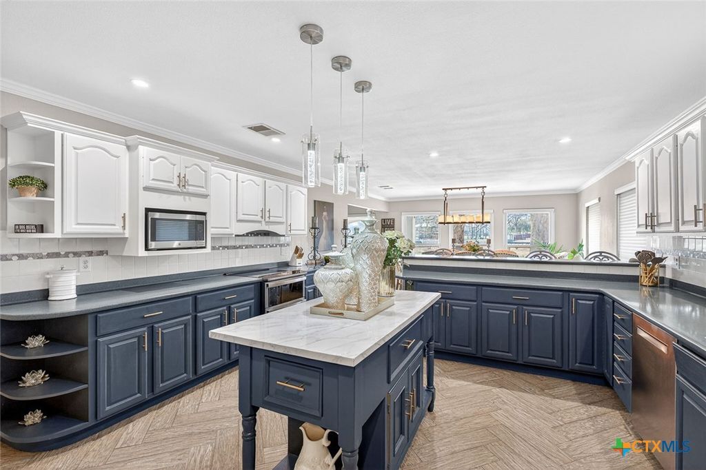 Image 23 of property listing at 232 Lake Ridge Drive, Seguin, TX 78155