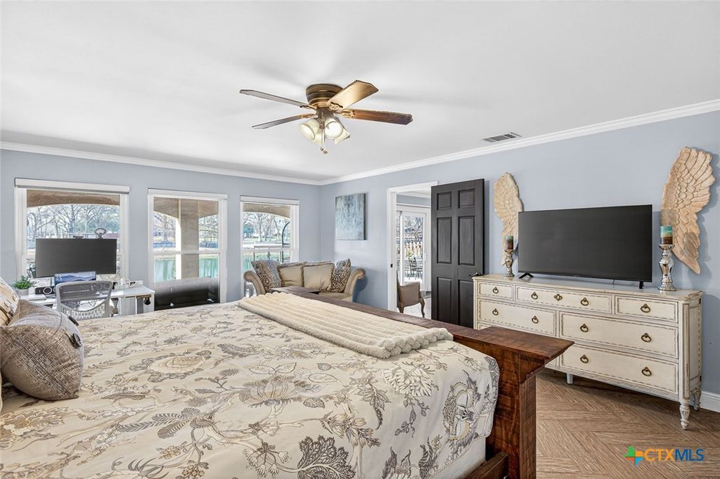 Image 25 of property listing at 232 Lake Ridge Drive, Seguin, TX 78155