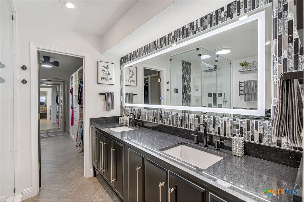 Image 27 of property listing at 232 Lake Ridge Drive, Seguin, TX 78155