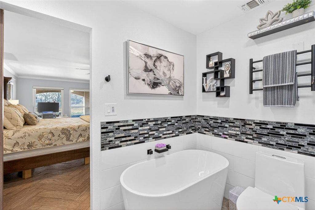 Image 28 of property listing at 232 Lake Ridge Drive, Seguin, TX 78155