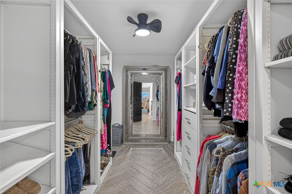 Image 29 of property listing at 232 Lake Ridge Drive, Seguin, TX 78155