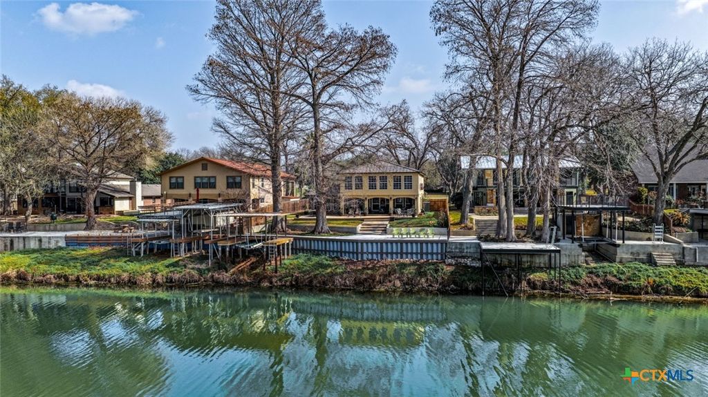 Image 3 of property listing at 232 Lake Ridge Drive, Seguin, TX 78155