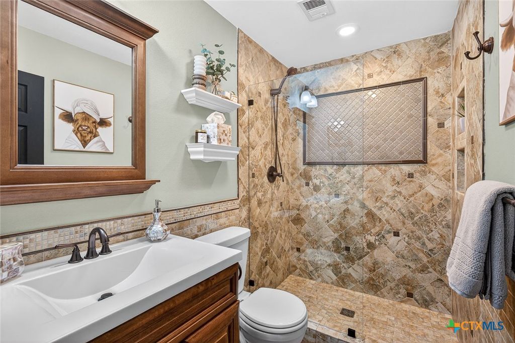 Image 31 of property listing at 232 Lake Ridge Drive, Seguin, TX 78155