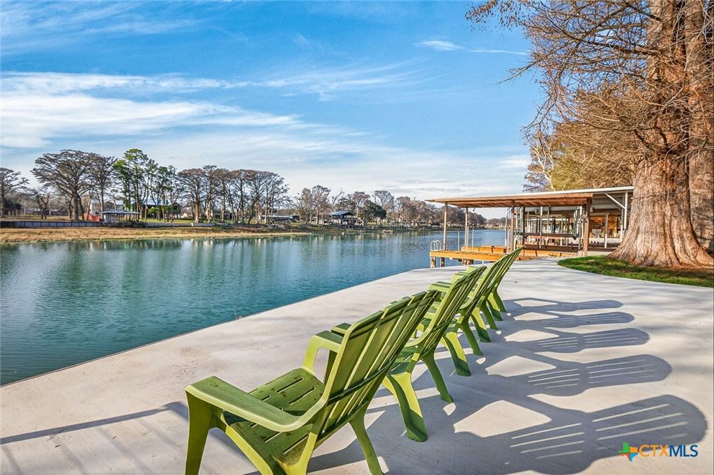 Image 4 of property listing at 232 Lake Ridge Drive, Seguin, TX 78155