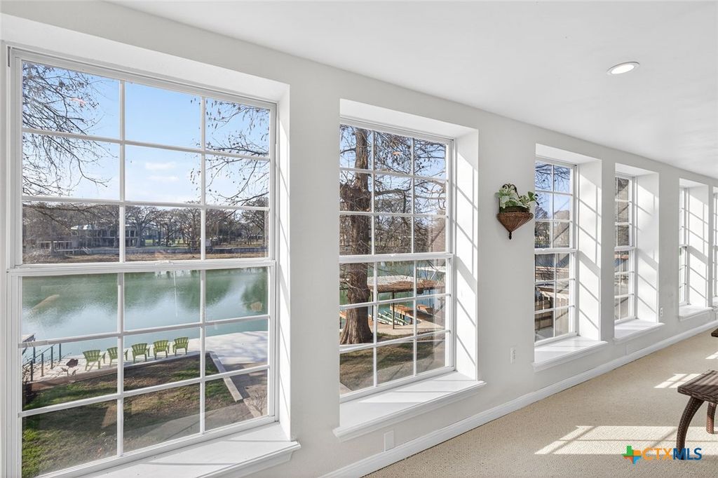 Image 40 of property listing at 232 Lake Ridge Drive, Seguin, TX 78155