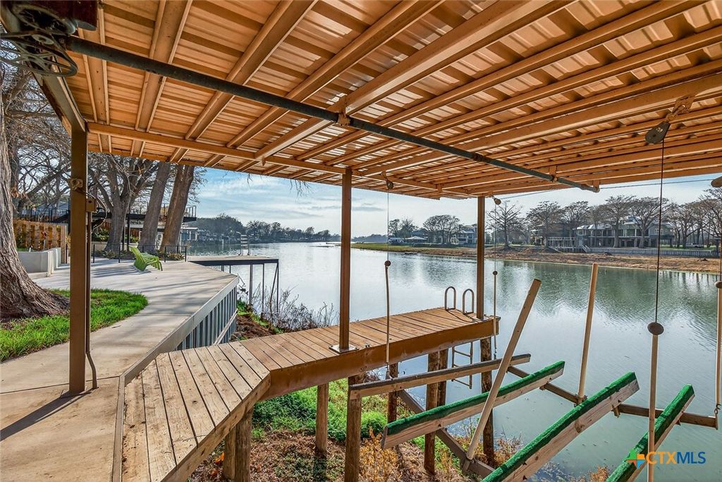 Image 5 of property listing at 232 Lake Ridge Drive, Seguin, TX 78155