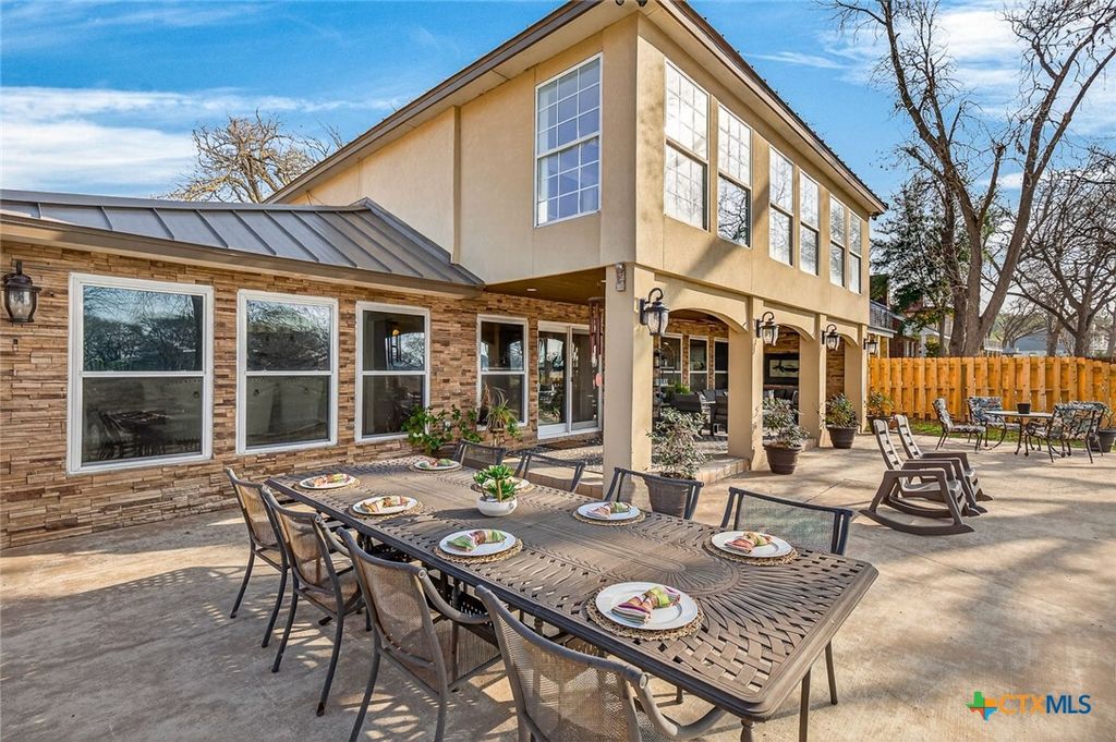 Image 7 of property listing at 232 Lake Ridge Drive, Seguin, TX 78155