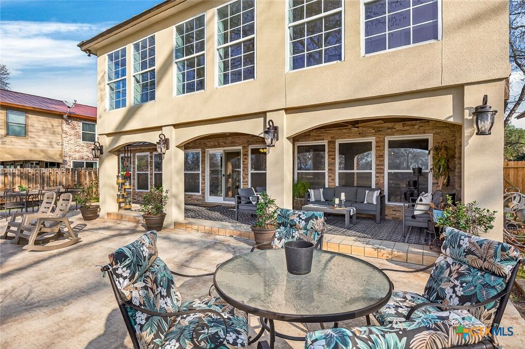 Image 8 of property listing at 232 Lake Ridge Drive, Seguin, TX 78155