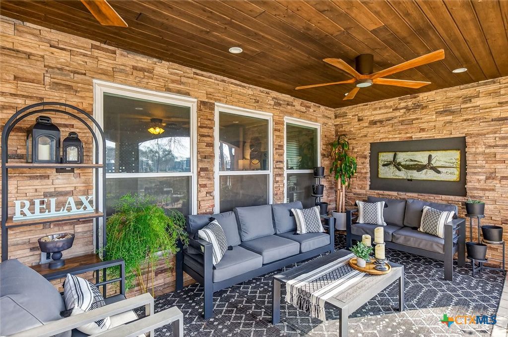 Image 9 of property listing at 232 Lake Ridge Drive, Seguin, TX 78155