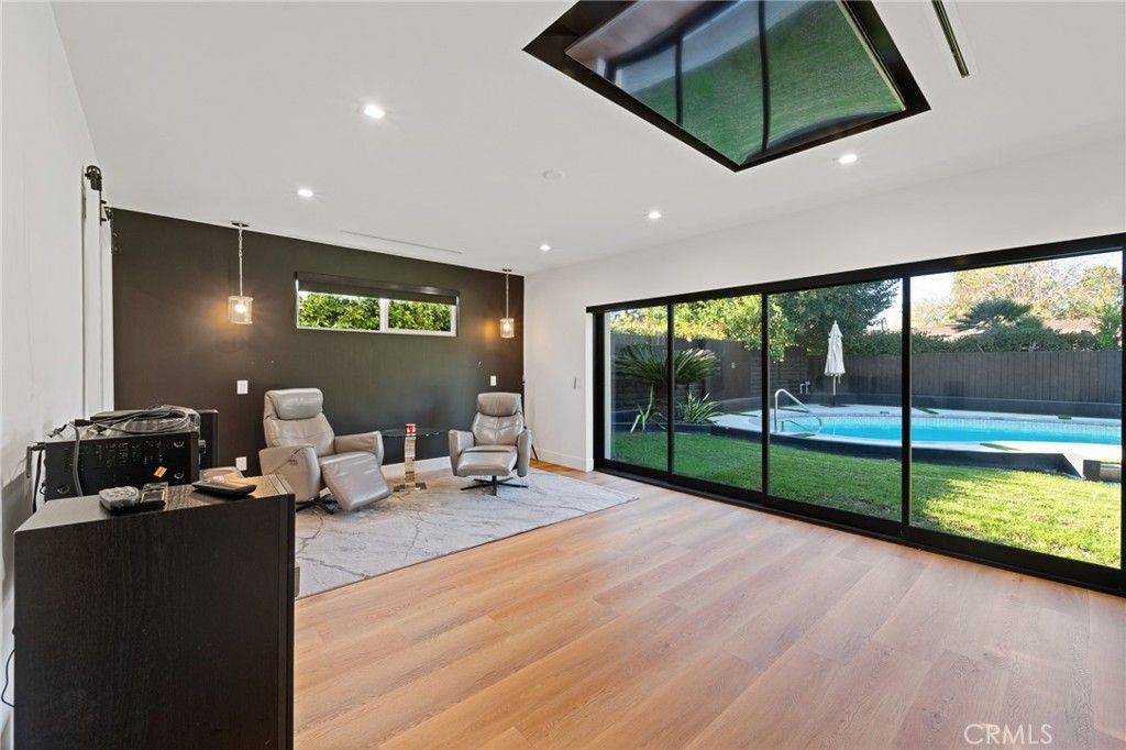 Image 33 of property listing at 23103 Leonora, Woodland Hills, CA 91367