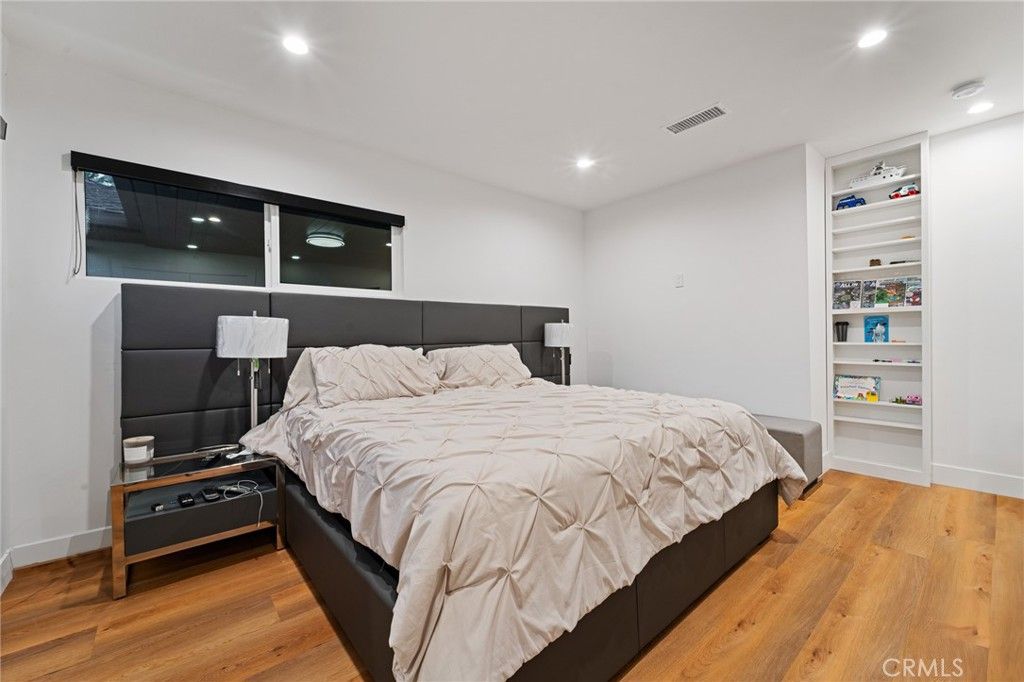 Image 38 of property listing at 23103 Leonora, Woodland Hills, CA 91367