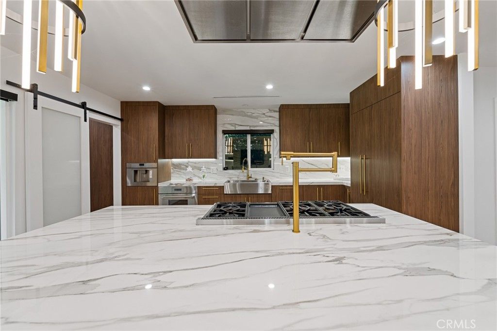 Image 5 of property listing at 23103 Leonora, Woodland Hills, CA 91367