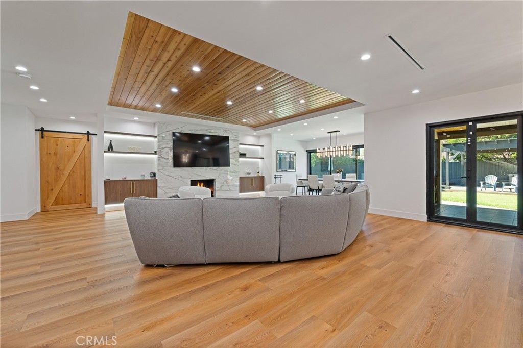 Image 8 of property listing at 23103 Leonora, Woodland Hills, CA 91367