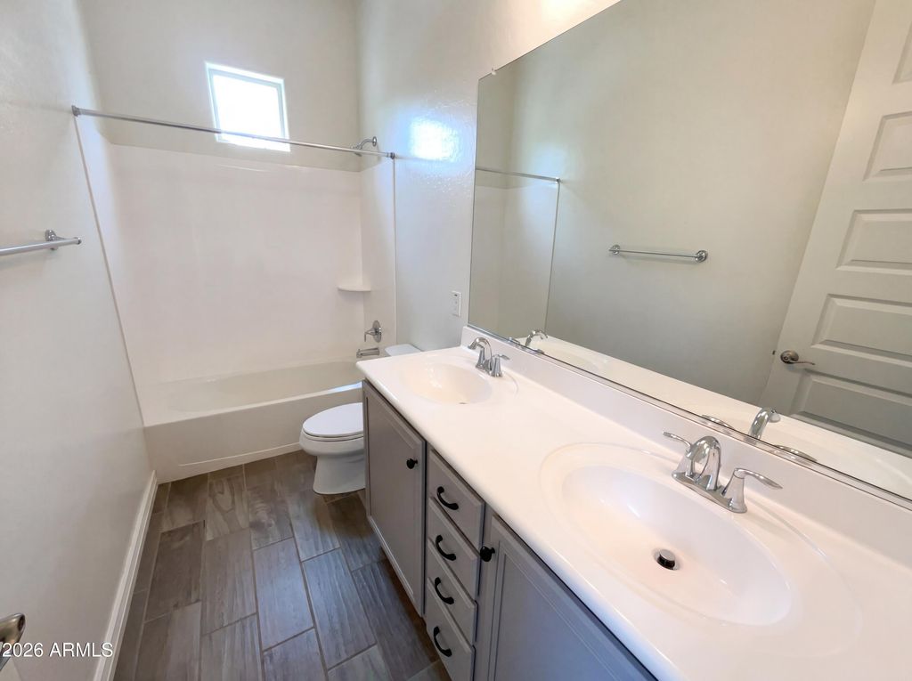 Image 6 of property listing at 2312 E SUSAN Drive, Gilbert, AZ 85298