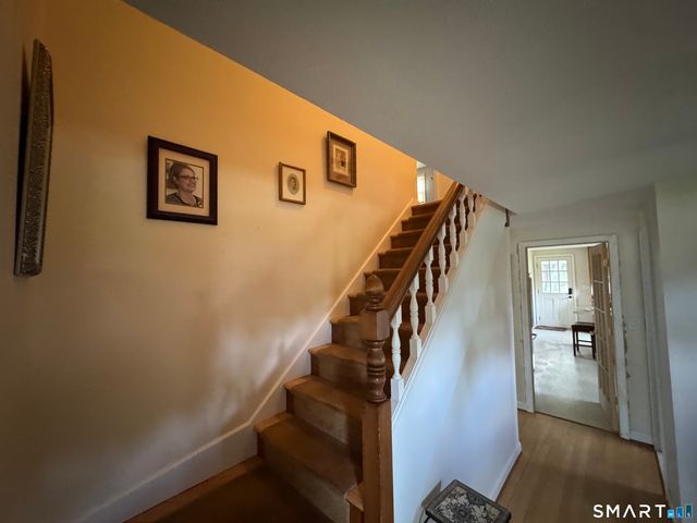 28 Crestwood Road, Simsbury, CT 06070