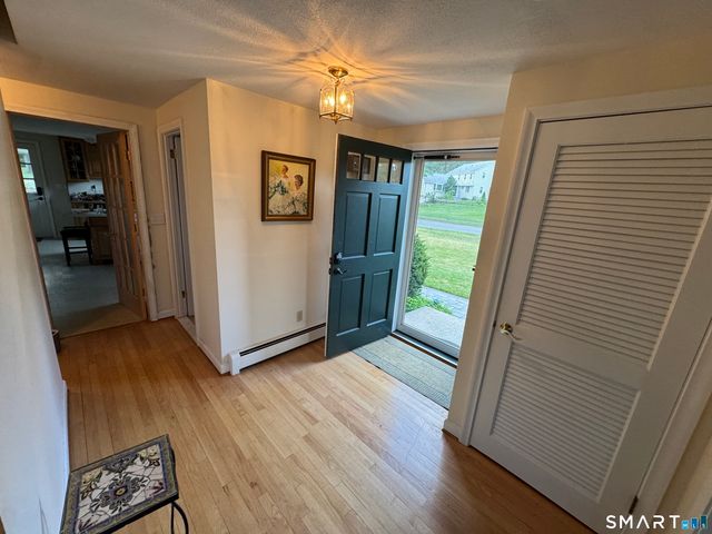 28 Crestwood Road, Simsbury, CT 06070