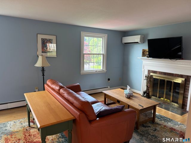 28 Crestwood Road, Simsbury, CT 06070